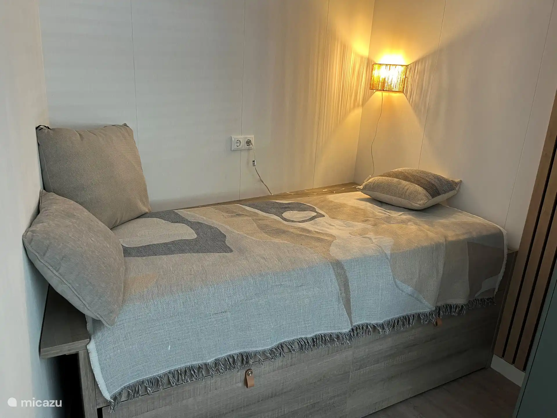 Dies ist das Boxbett im Wohnzimmer, in dem wir eine fünfte Schlafplatte gemacht haben. Man kann diesen Raum nicht verschließen, aber man kann in Abgeschiedenheit liegen.