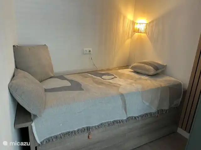 Maison de vacances Holt à Norg | Pays-Bas, Drenthe, Norg - maison de vacances C’est le « lit box » dans le salon où nous avons fabriqué une cinquième assiette de couchage. Vous ne pouvez pas fermer cet espace, mais vous pouvez vous isoler dans l’isolement.