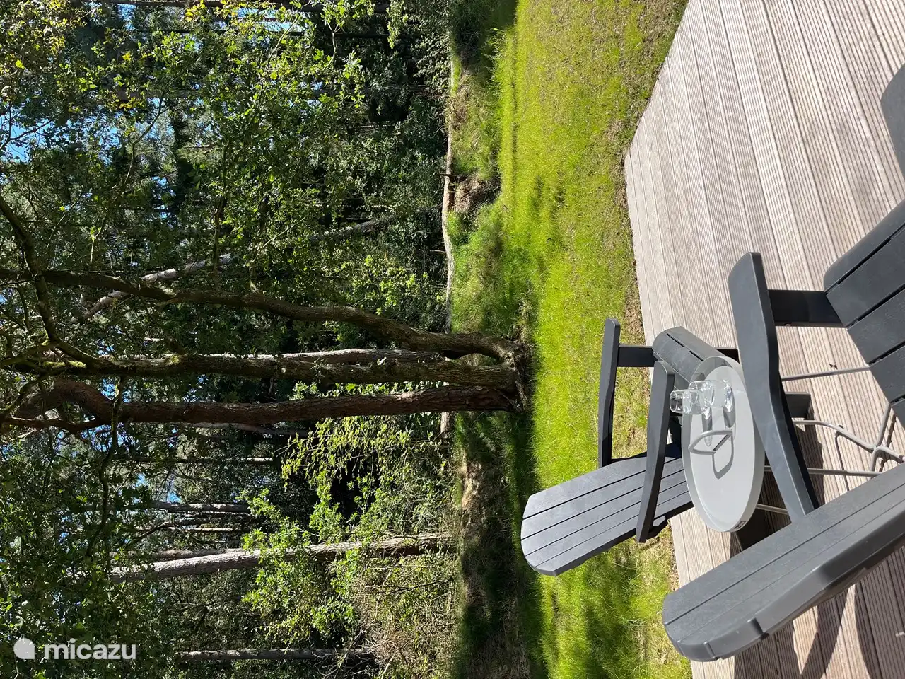 zwei Liegestühle und Grill