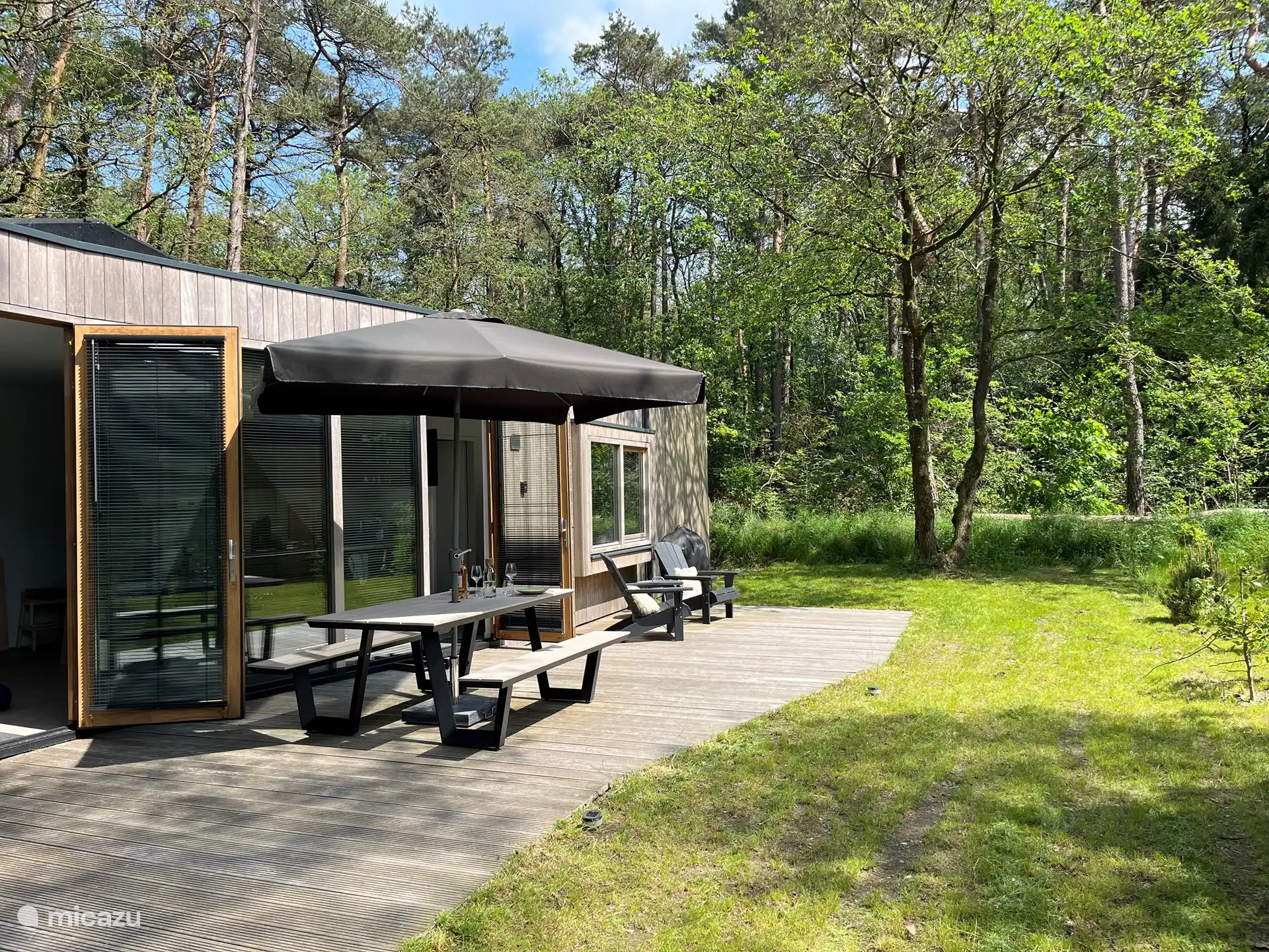 Großzügige Terrasse am Waldrand