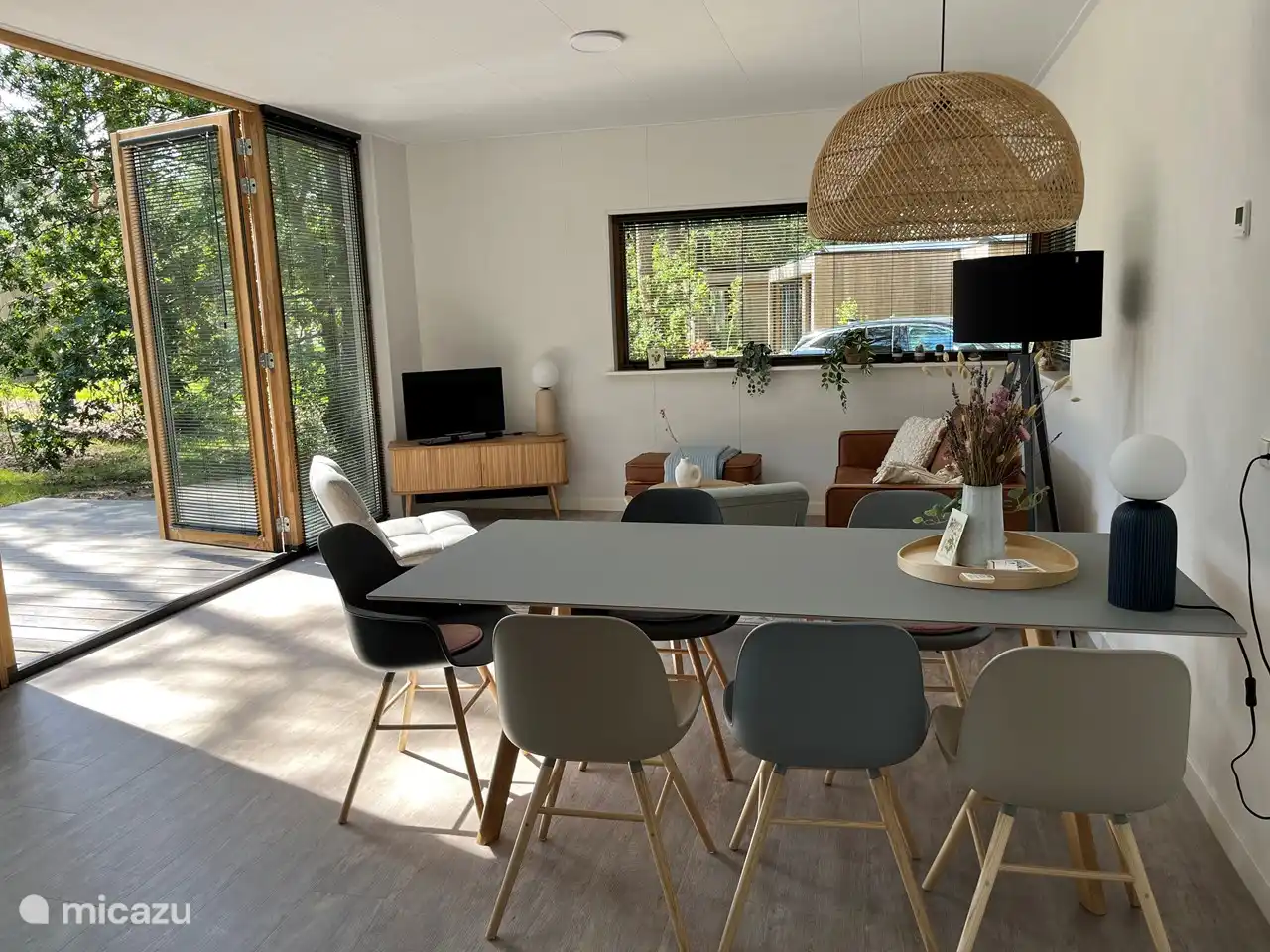 Wohnzimmer mit 6-Sitzer-Esstisch