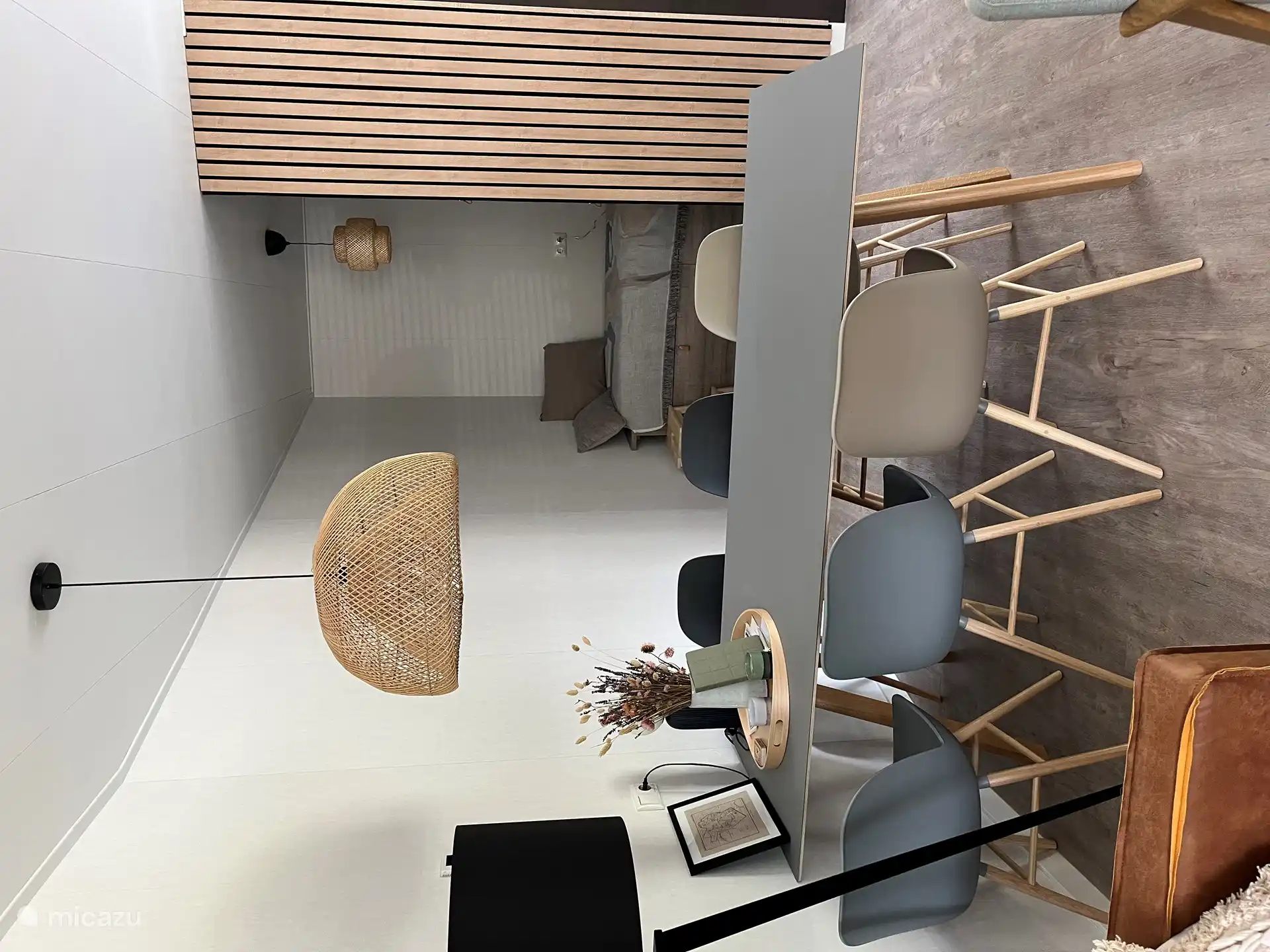 Boxbett im Wohnzimmer. mit fünftem Liegeplatz. Hinweis: kann nicht mit einer Tür geschlossen werden.