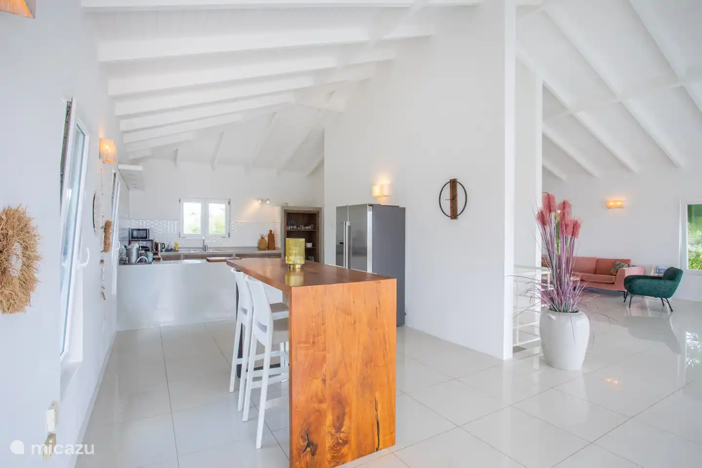 Sie können draußen am langen Tisch oder im Wohnzimmer essen