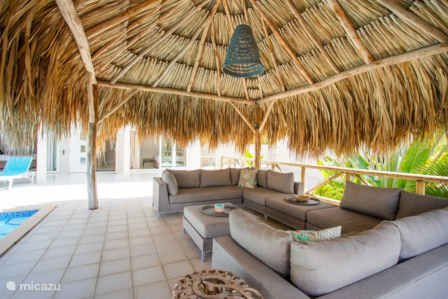 Genügend Platz für mindestens 8 Personen unter der Palapa, Beleuchtung am Abend und eine Steckdose für Musik