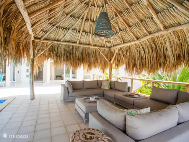 Villa Bunita Bista (Mooi uitzicht) huren in Curaçao, Banda Ariba (oost), Jan Thiel - villa Genoeg ruimte voor zeker 8 personen  onder de palapa, in de avond verlichting en een stopcontact voor de muziek