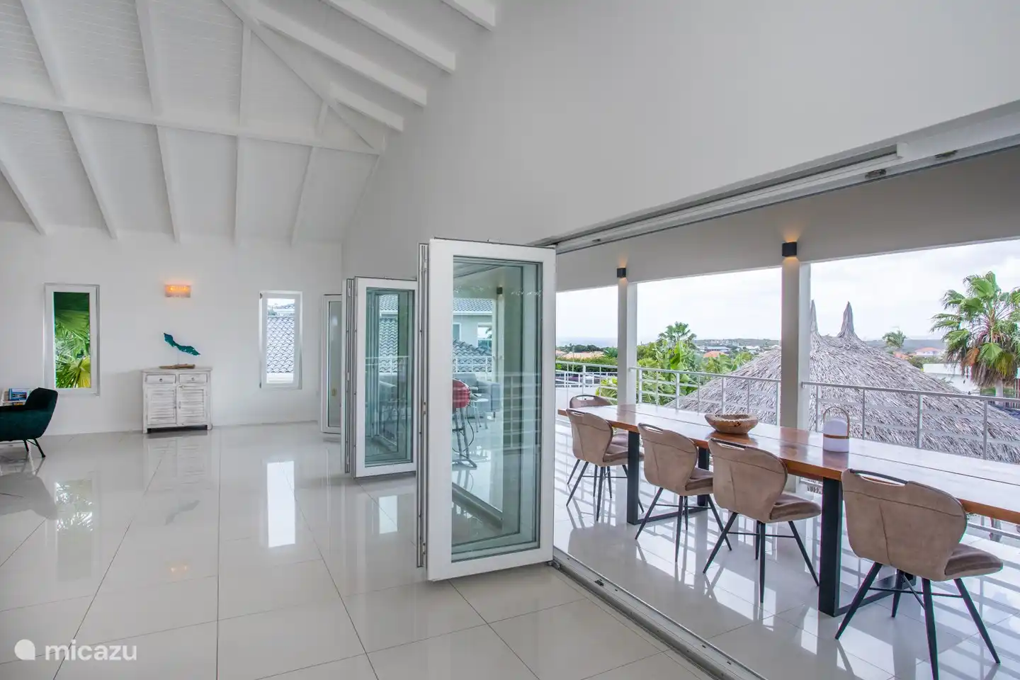 Das Wohnzimmer ist sehr geräumig (ca. 100 m²) und komfortabel eingerichtet, mit Terrassentüren zur Veranda