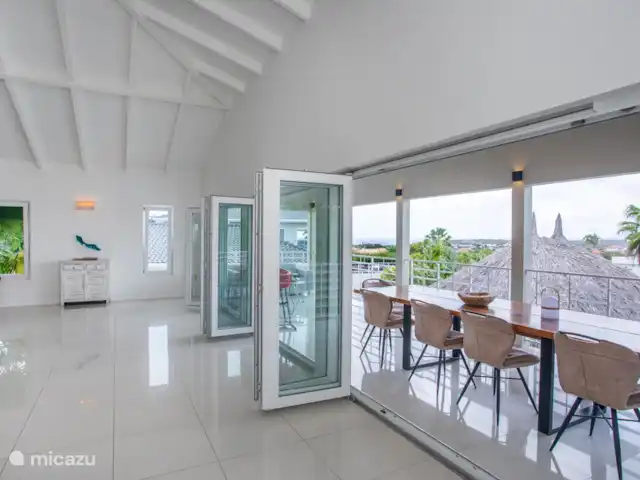 Villa Bunita Bista (Mooi uitzicht) huren in Curaçao, Banda Ariba (oost), Jan Thiel - villa De woonkamer is zeer ruim (circa 100m2) en comfortabel ingericht, met openslaande deuren naar de veranda