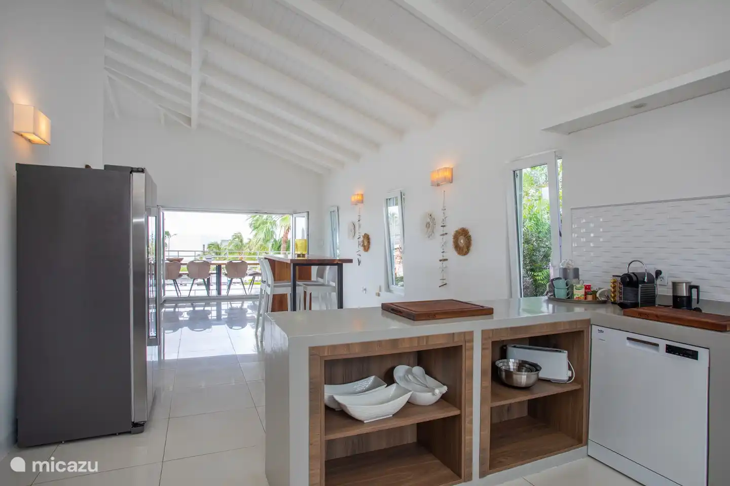 Die Küche ist ebenfalls geräumig und verfügt über viele Utensilien, darunter einen großen Kühl-/Gefrierschrank