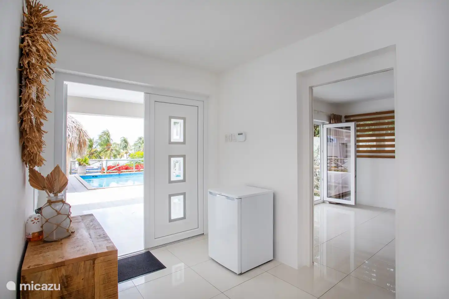 Unten im Flur wurde ein Kühlschrank aufgestellt, so dass Sie nicht den ganzen Weg nach oben gehen müssen, um ein erfrischendes Getränk unter der Palapa zu genießen