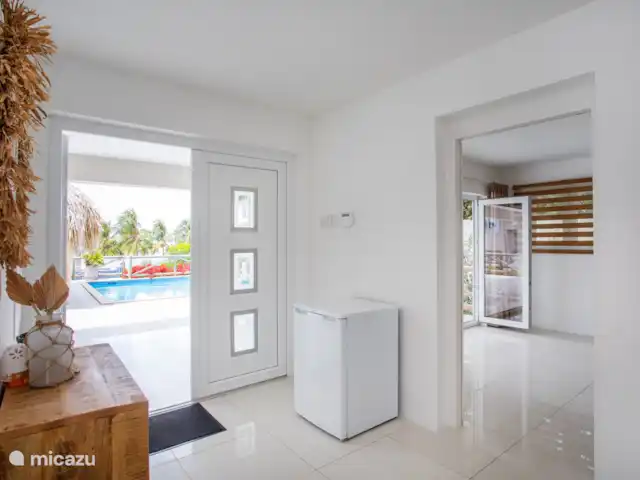 Villa Bunita Bista (Mooi uitzicht) huren in Curaçao, Banda Ariba (oost), Jan Thiel - villa Beneden in de gang is een koelkast geplaatst, hoef je niet helemaal naar boven voor een verfrissend drankje onder de palapa