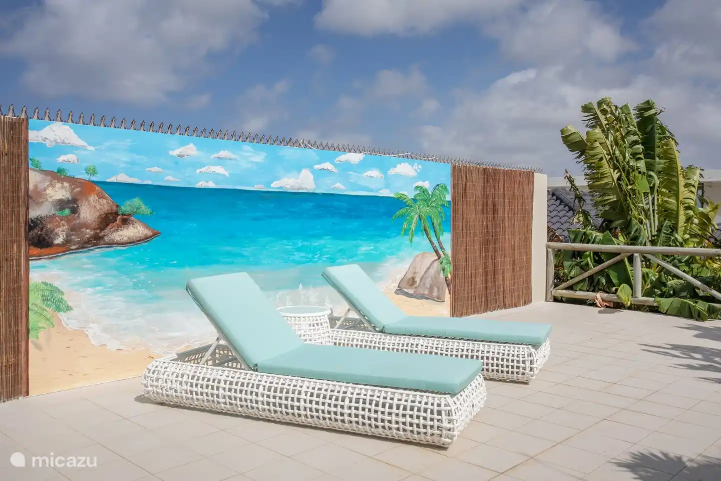 Entspannen Sie sich auf den luxuriösen Betten, und wenn Sie hinter sich schauen, haben Sie Lust auf ein erfrischendes Bad