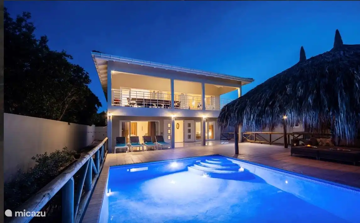 Stimmungsvolle Beleuchtung in und um die Villa für angenehme lange tropische Abende.