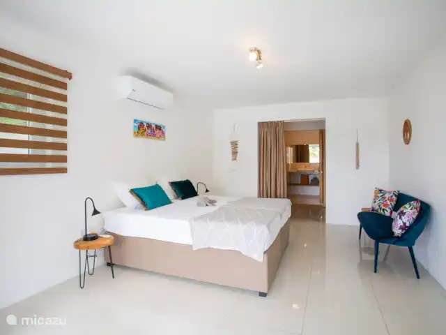 Villa Bunita Bista (Mooi uitzicht) huren in Curaçao, Banda Ariba (oost), Jan Thiel - villa De master bedroom is erg groot en heeft een inloopkast, kluisje, airco en voldoende ruimte voor je kleren