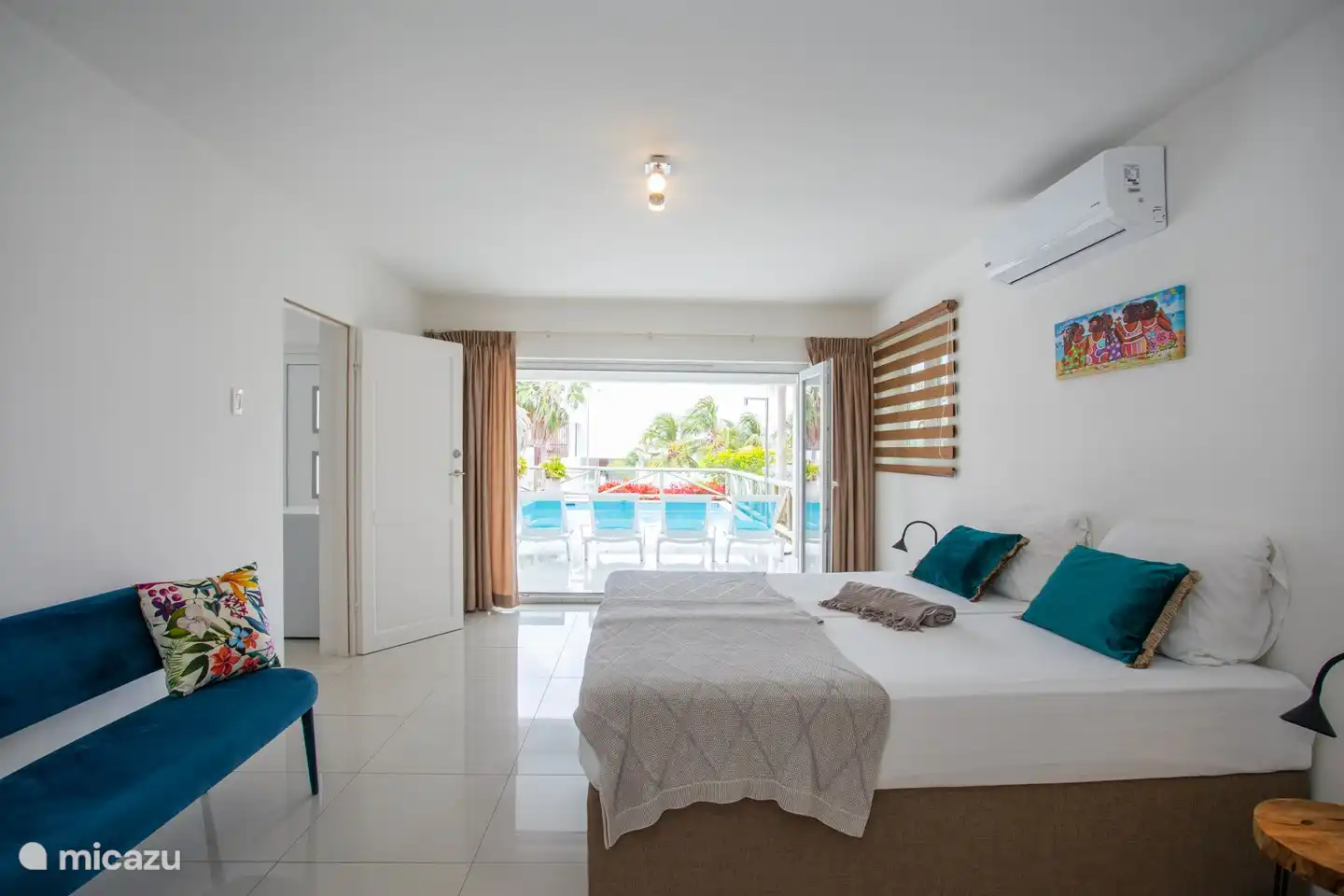 Vom Hauptschlafzimmer gelangen Sie durch die offenen Türen direkt zum Swimmingpool