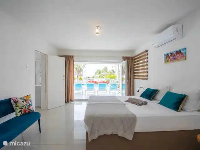 Villa Bunita Bista (Mooi uitzicht) huren in Curaçao, Banda Ariba (oost), Jan Thiel - villa Vanuit de master bedroom kun je via de openstaande deuren direct naar het zwembad