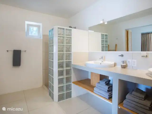 Villa Bunita Bista (Mooi uitzicht) huren in Curaçao, Banda Ariba (oost), Jan Thiel - villa De badkamer heeft een dubbele wastafel, een douche en toilet