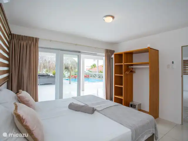 Villa Bunita Bista (Mooi uitzicht) huren in Curaçao, Banda Ariba (oost), Jan Thiel - villa De 2de slaapkamer heeft ook openstaande deuren naar het zwembaden voldoende opbergruimte, airco en kluisje