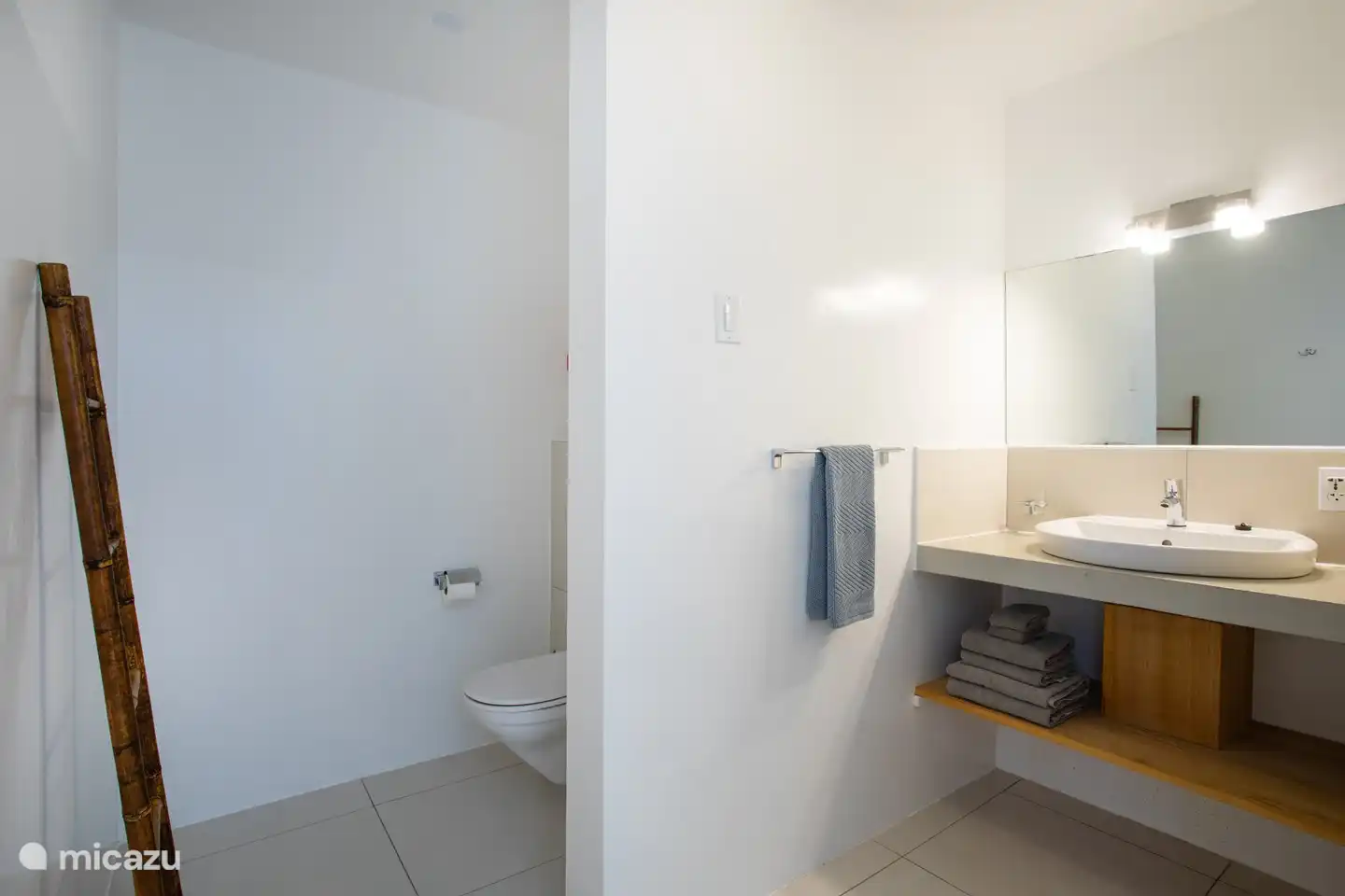 Das 2. Schlafzimmer verfügt außerdem über ein Waschbecken, eine Dusche und eine Toilette und kann für etwas Privatsphäre mit den Louvre-Türen verschlossen werden.