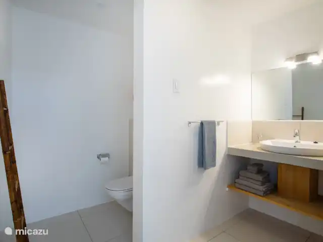 Villa Bunita Bista (Mooi uitzicht) huren in Curaçao, Banda Ariba (oost), Jan Thiel - villa Ook de 2de slaapkamer heeft een wastafel, douche en toilet en kan afgesloten worden met de Louvre deurtjes voor wat privacy