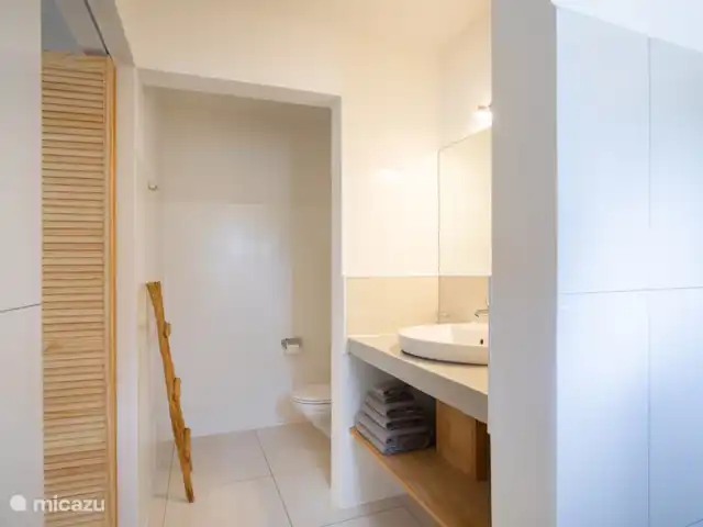 Villa Bunita Bista (Mooi uitzicht) huren in Curaçao, Banda Ariba (oost), Jan Thiel - villa Ook hier een eigen badkamer met wastafel, douche en toilet en de Louvre deurtjes