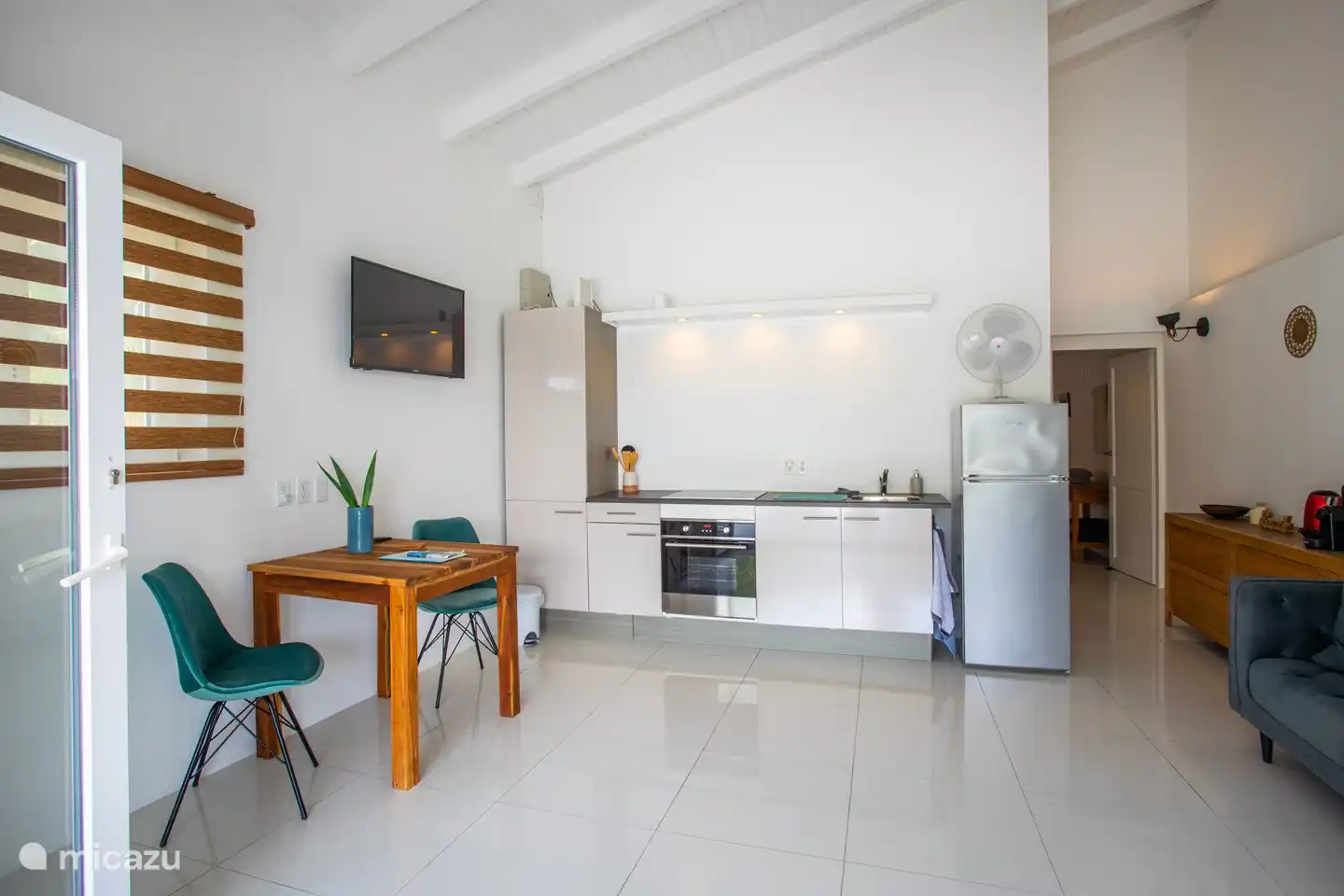 Die 2-Personen-Wohnung verfügt über ein geräumiges Wohnzimmer inklusive Küche