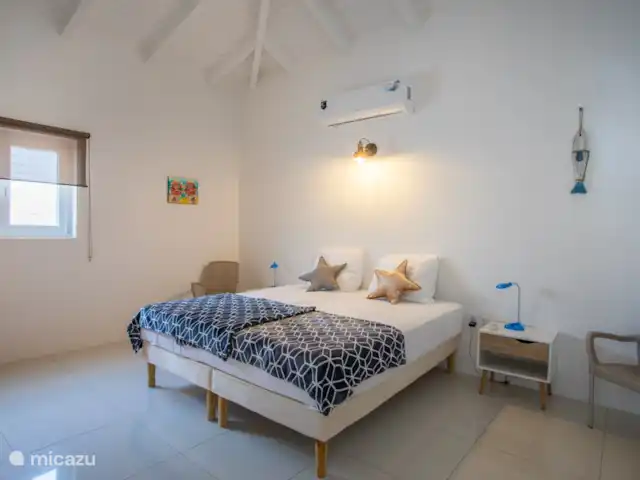 Villa Bunita Bista (Mooi uitzicht) huren in Curaçao, Banda Ariba (oost), Jan Thiel - villa Het appartement heeft een ruime slaapkamer met airco en met voldoende kastruimte en kluisje.