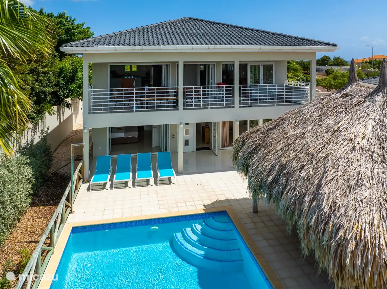 Von der Sonnenliege über 3 Stufen zum Pool für ein kühles Bad