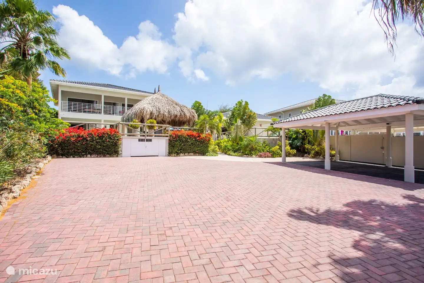 An der Villa sind 2 überdachte Parkplätze vorhanden