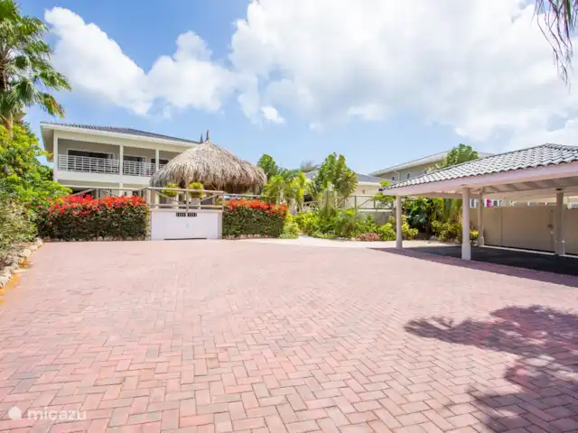 Villa Bunita Bista (Mooi uitzicht) huren in Curaçao, Banda Ariba (oost), Jan Thiel - villa Er zijn 2 overdekte parkeerplekken bij de villa