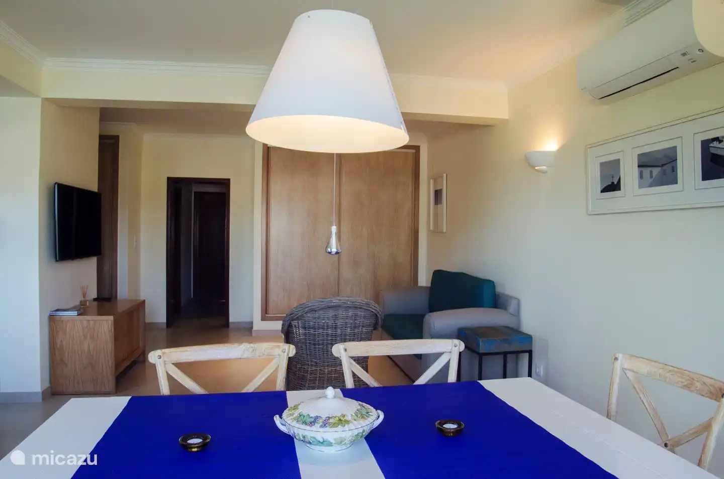 Das Ess- und Wohnzimmer inklusive Schuhschrank und großem Einbauschrank.