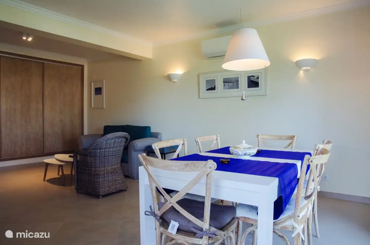 Das Ess- und Wohnzimmer inklusive Schuhschrank und großem Einbauschrank.