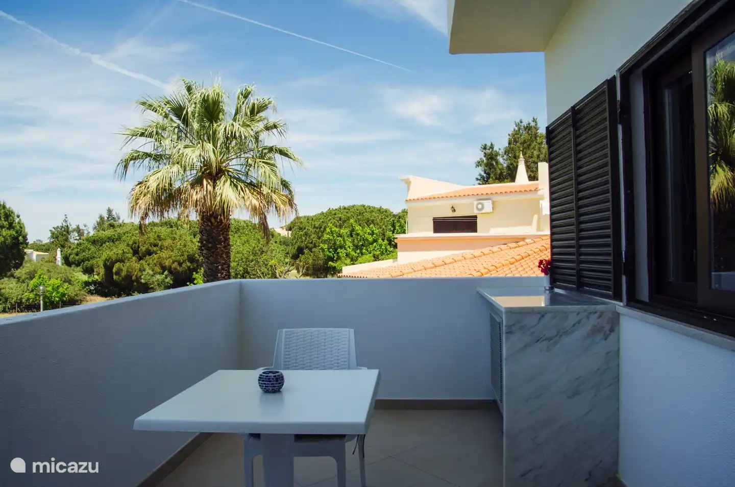 Die Terrasse, von der aus Sie den Swimmingpool sehen können.