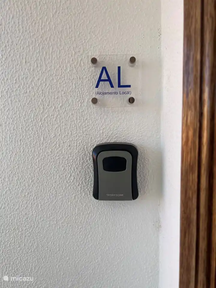 Bei Ihrer Ankunft finden Sie den Schlüssel im Schlüsselkasten. Der Code hierfür wird Ihnen einige Tage vor Beginn Ihres Aufenthaltes zugesandt.