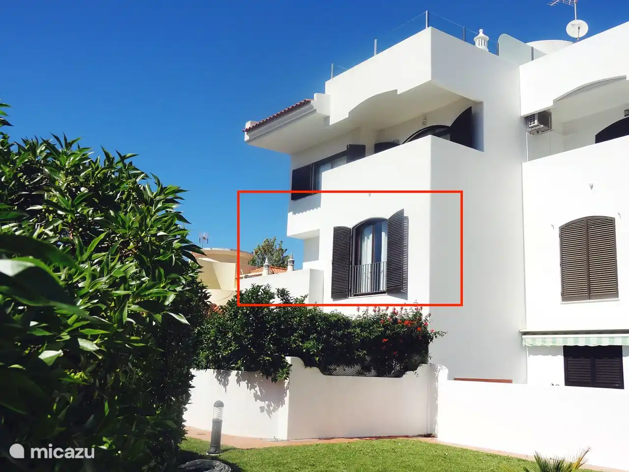 Die Wohnung, von hier aus haben Sie einen Blick auf den Swimmingpool.