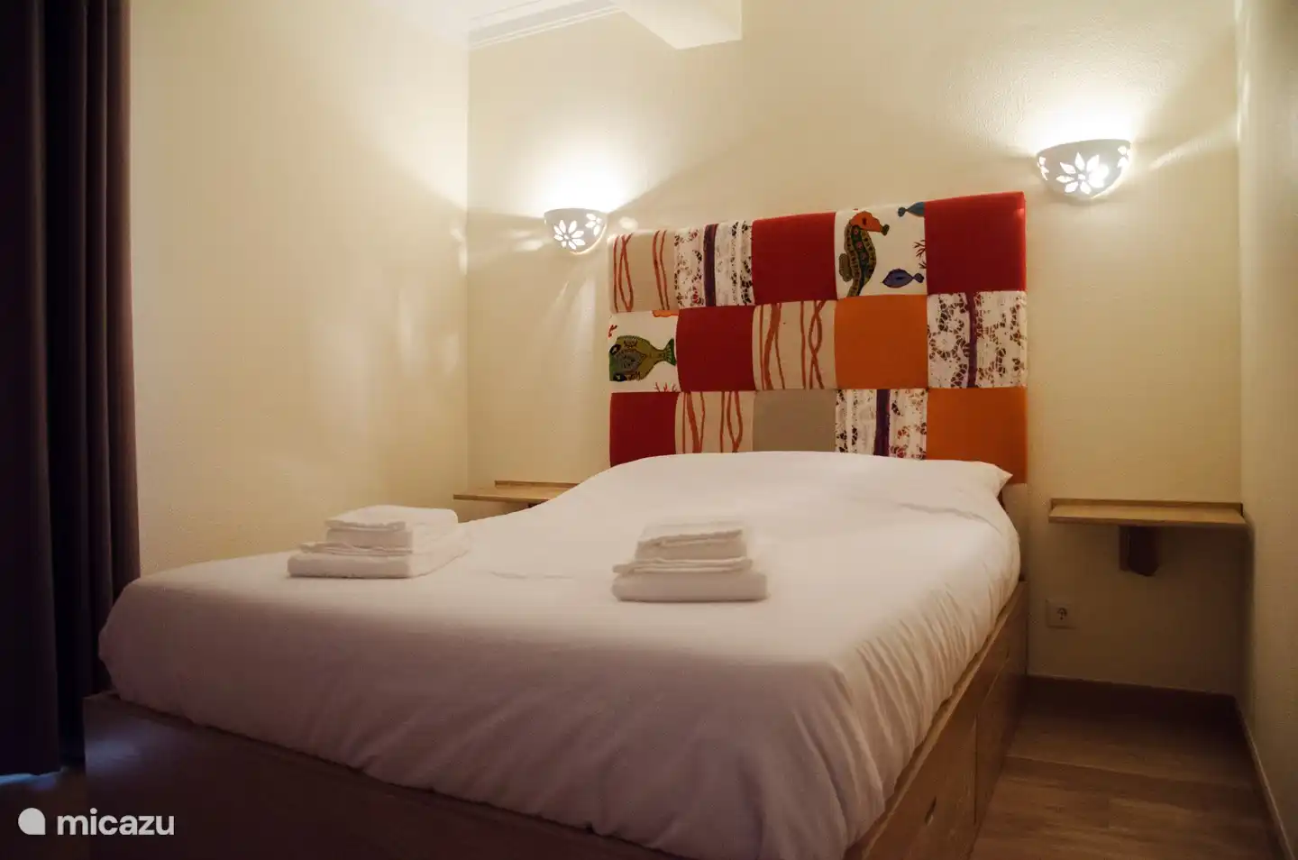 Das erste Schlafzimmer verfügt über einen Kleiderschrank und einen kleinen Schreibtisch. Bettgröße 140x200.