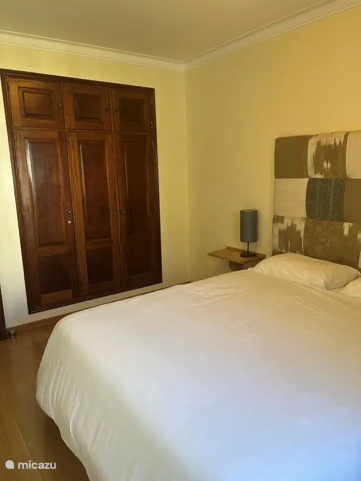 Das zweite Schlafzimmer inklusive Kleiderschrank. Bettgröße 160x200.