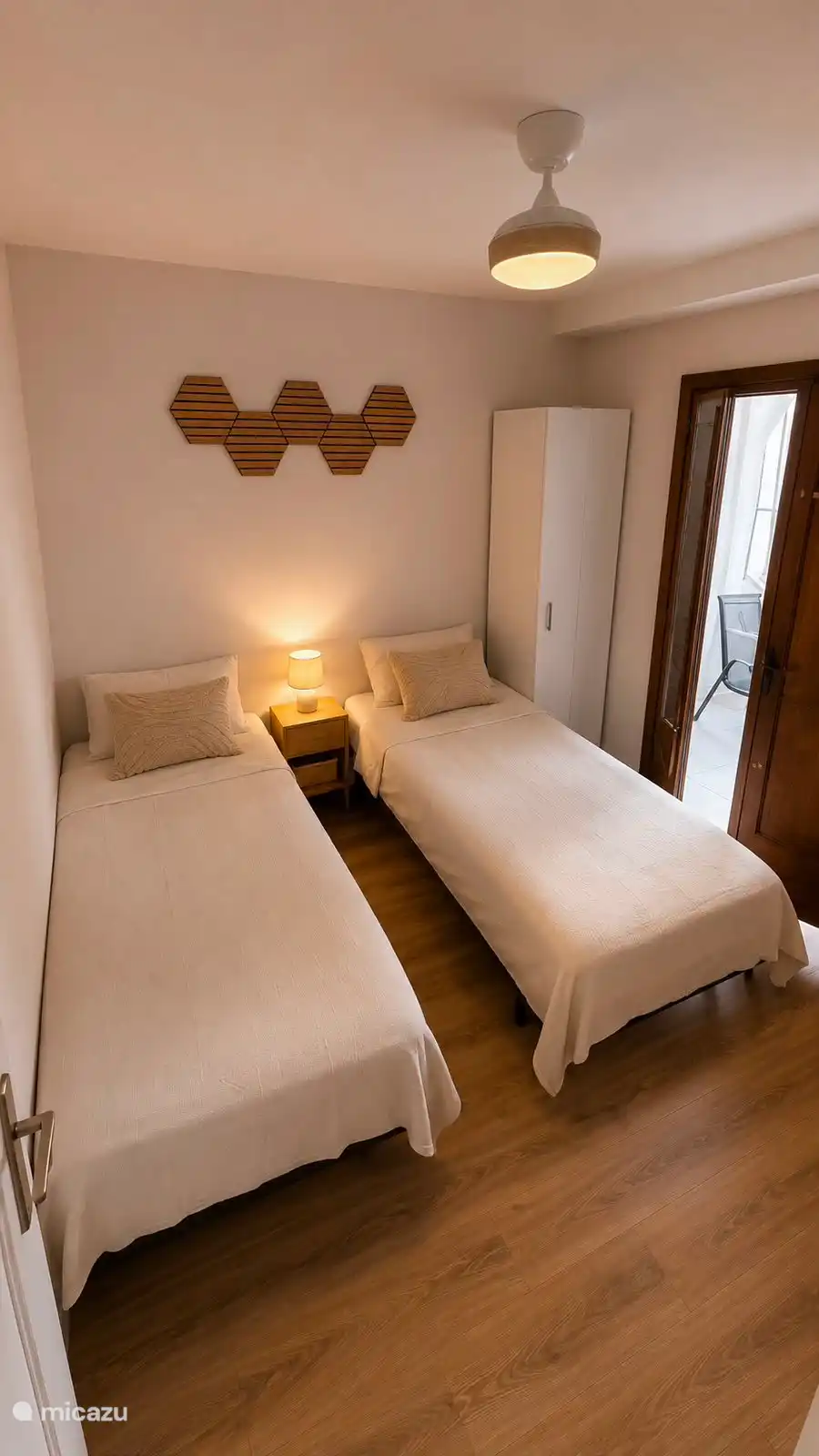 Chambre avec un lit 2 x 1 personne de 200 cm x 90 cm