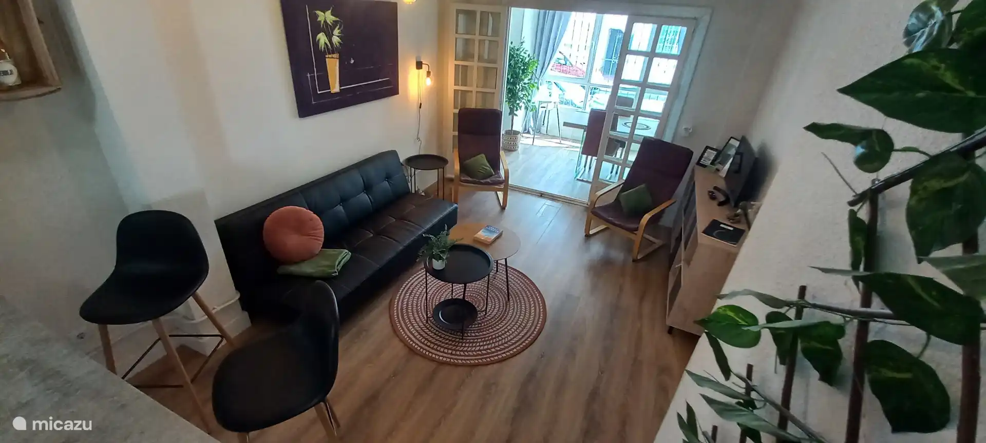 Living room with WIFI, NL TV, multimedia station and all the necessities you can find in a living room.