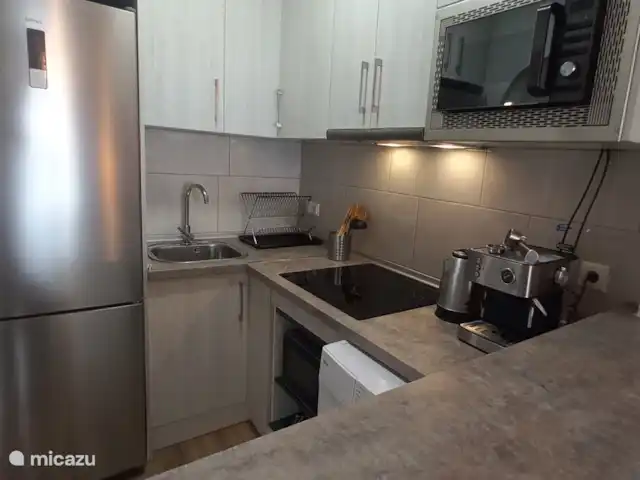 Location de Vacances Espagne, Costa Blanca, Torrevieja, appartement - Plage El Paraíso La cuisine est équipée d’un réfrigérateur, d’un four, d’un micro-ondes, d’une bouilloire, d’une plaque à induction, d’une hotte.