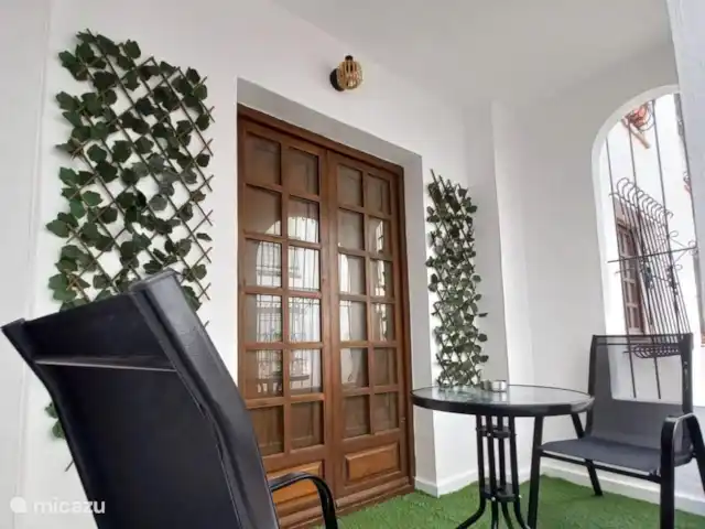 Location de Vacances Espagne, Costa Blanca, Torrevieja, appartement - Plage El Paraíso Le balcon est situé à l’arrière afin que vous puissiez vous asseoir à l’ombre pendant les mois d’été.
