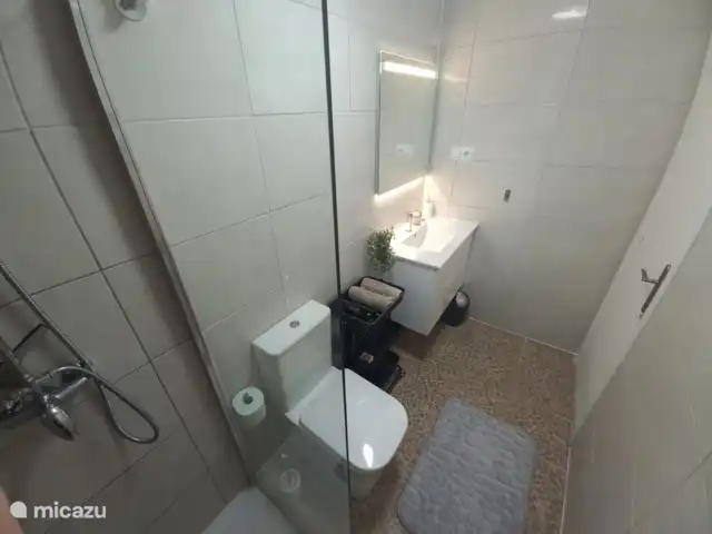 Location de Vacances Espagne, Costa Blanca, Torrevieja, appartement - Plage El Paraíso Nouvelle salle de bain avec douche à effet pluie. Sans marchepied avec sol antidérapant.