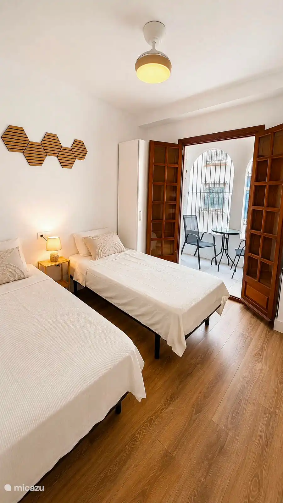 La chambre est reliée au balcon
