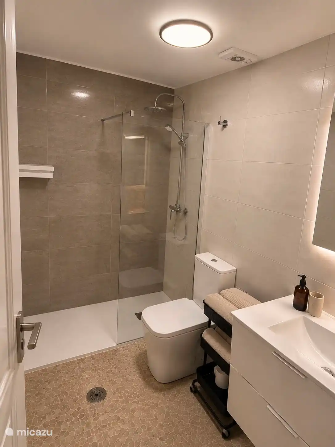 Salle de bain avec douche pluie sans marche 