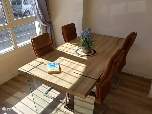 Location de Vacances Espagne, Costa Blanca, Torrevieja, appartement - Plage El Paraíso Salle de petit-déjeuner équipée d’une cuisinière à gaz, d’une table de 4 chaises et d’une chaise bébé. Il y a aussi 2 chaises pliantes disponibles.