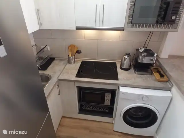Location de Vacances Espagne, Costa Blanca, Torrevieja, appartement - Plage El Paraíso Il y a aussi une machine à laver dans la cuisine.
