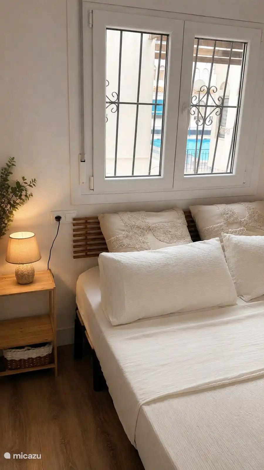Chambre avec lit double donnant sur la piscine