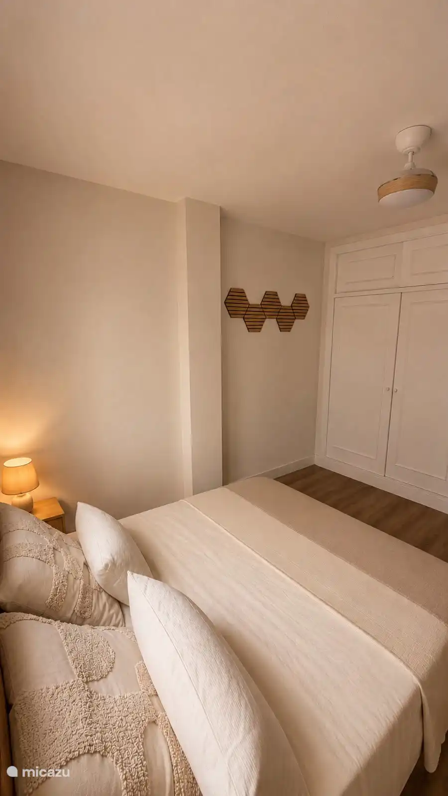 Chambre spacieuse avec beaucoup d’espace de rangement