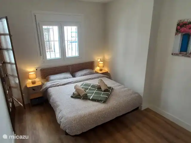 Location de Vacances Espagne, Costa Blanca, Torrevieja, appartement - Plage El Paraíso Chambre avec un lit 2 personnes. Avec grande armoire de rangement. Il y a aussi une porte donnant sur le balcon.