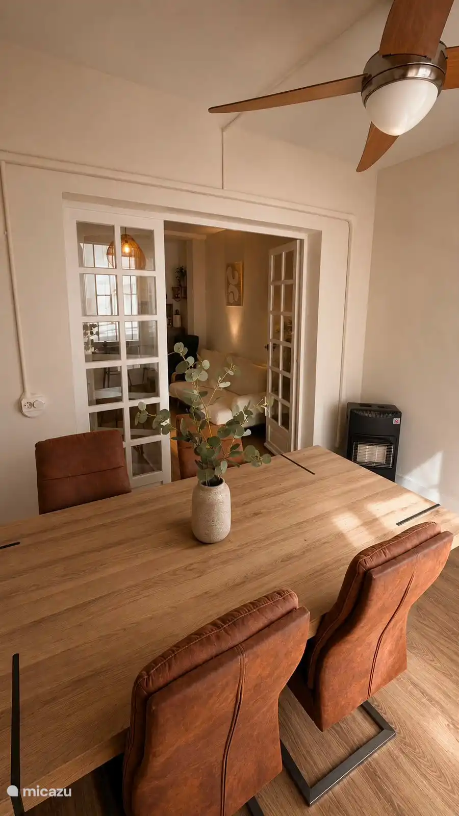 La salle du petit-déjeuner y a aussi un chauffage à gaz