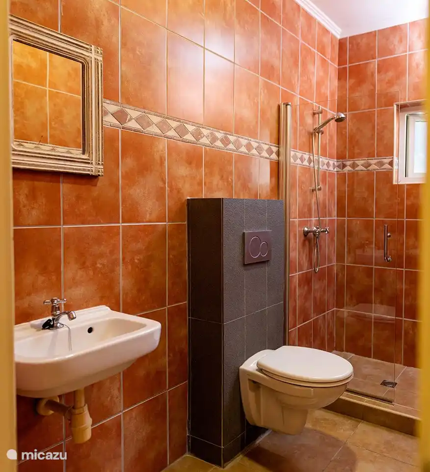 Los otros dos dormitorios comparten un amplio baño.